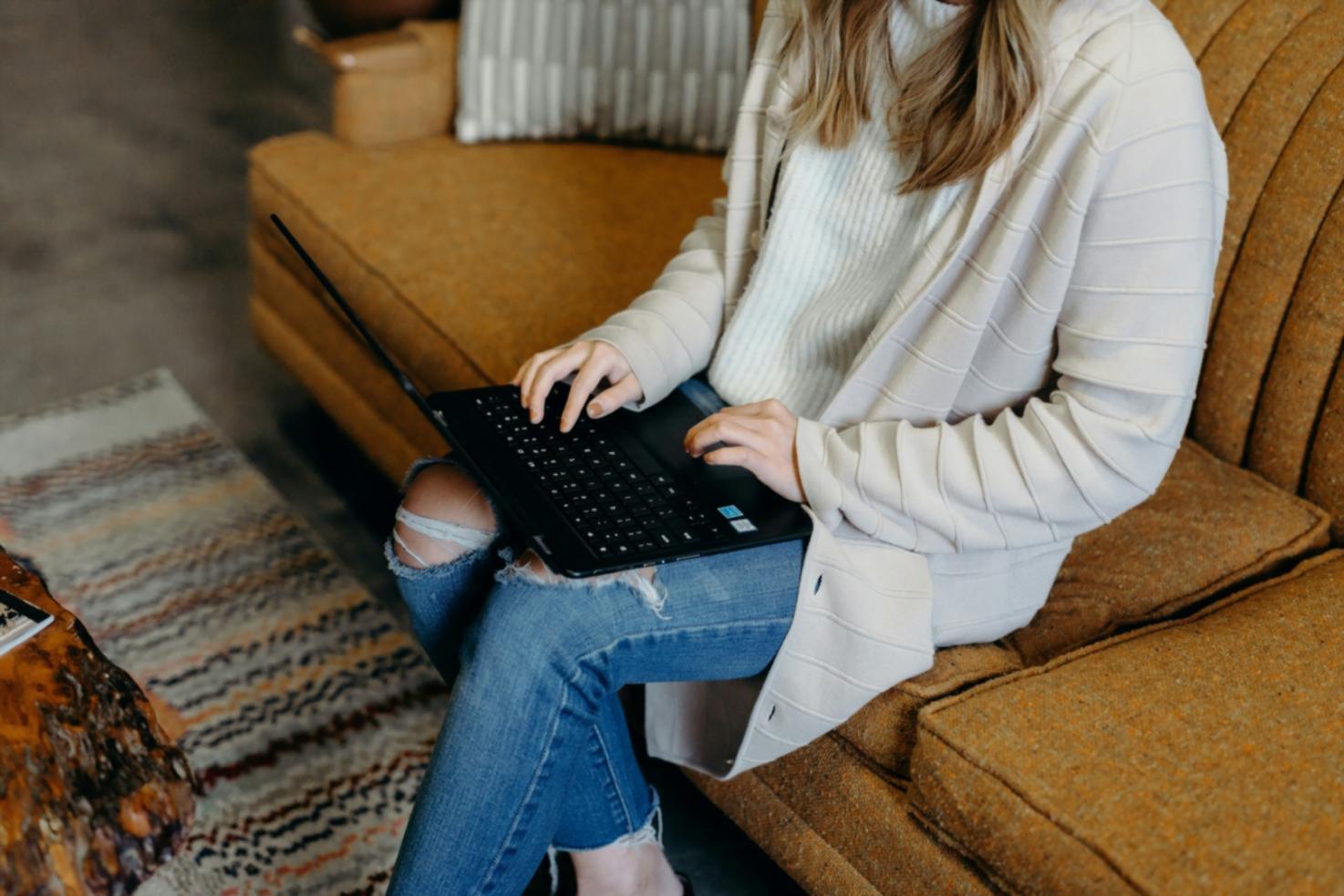 Echipă creativă analizând rapoarte financiare