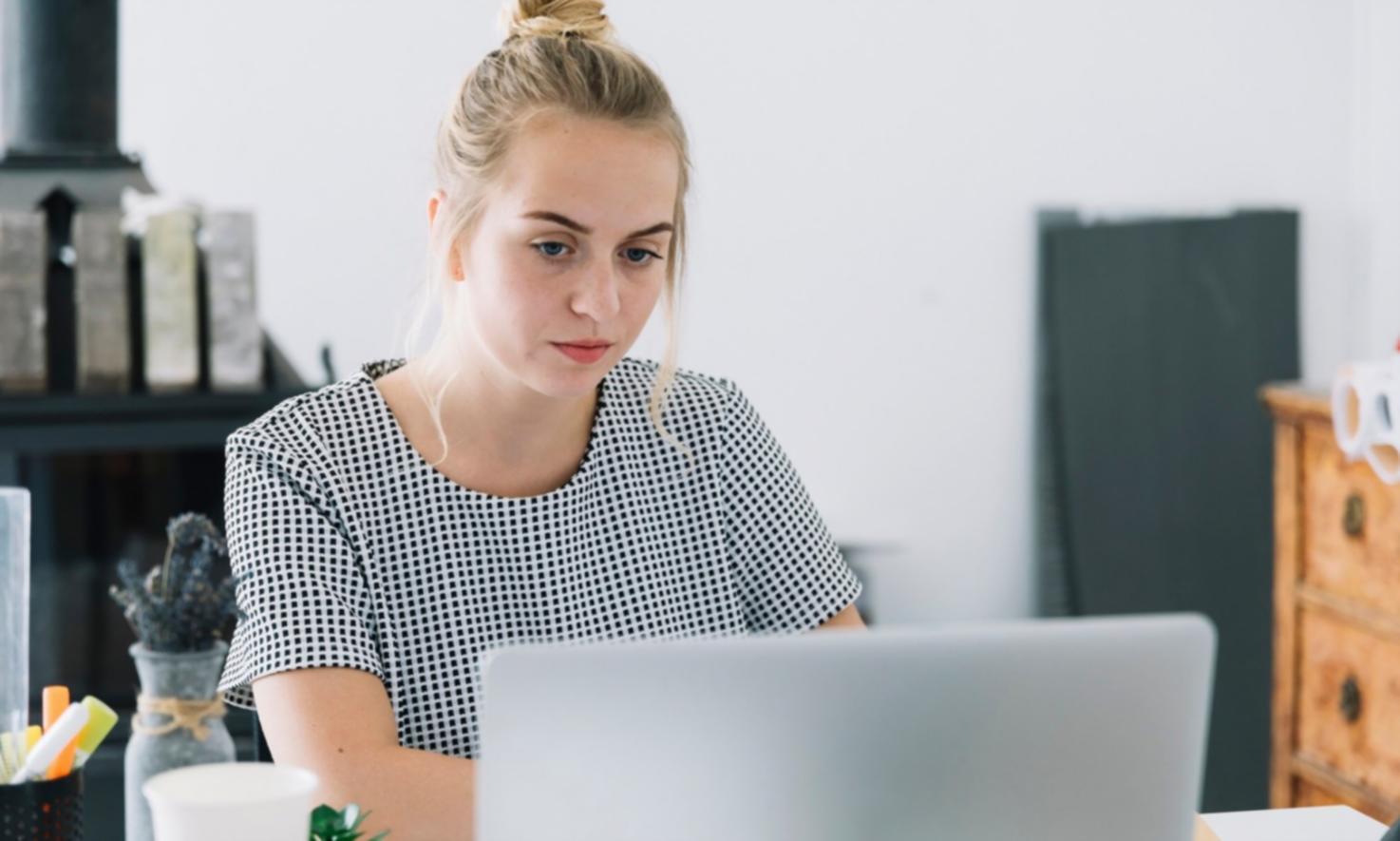 Echipa vorenilathq în timpul unei sesiuni de consultanță pentru optimizarea proceselor financiare